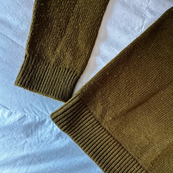 Banana Republic Sweater - Picture 3 of 4